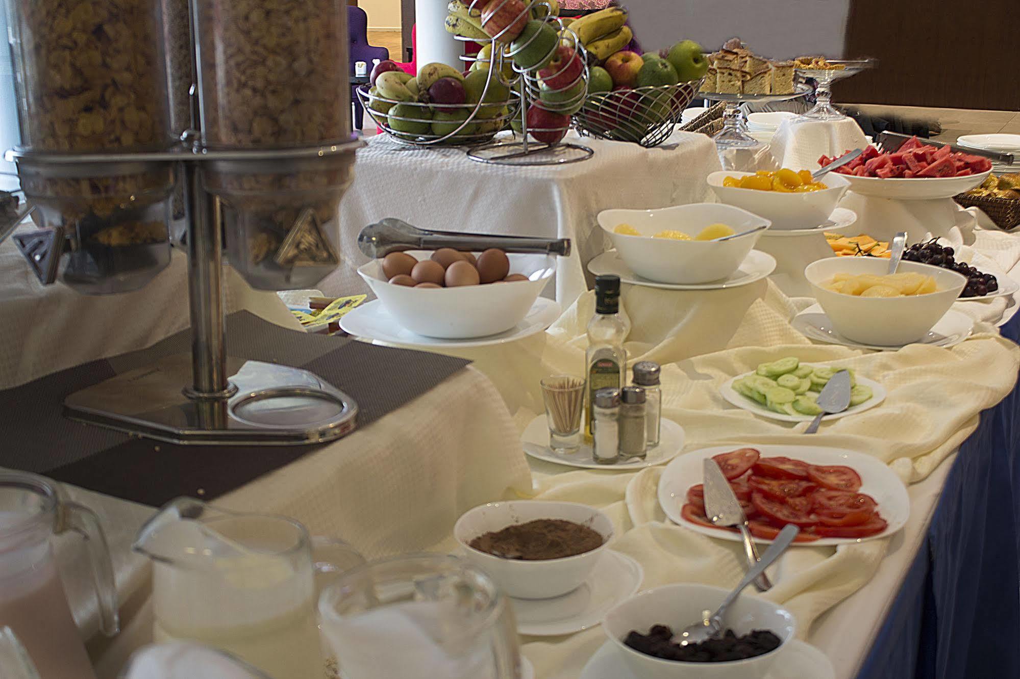 Regency Way Montevideo Hotel Екстериор снимка